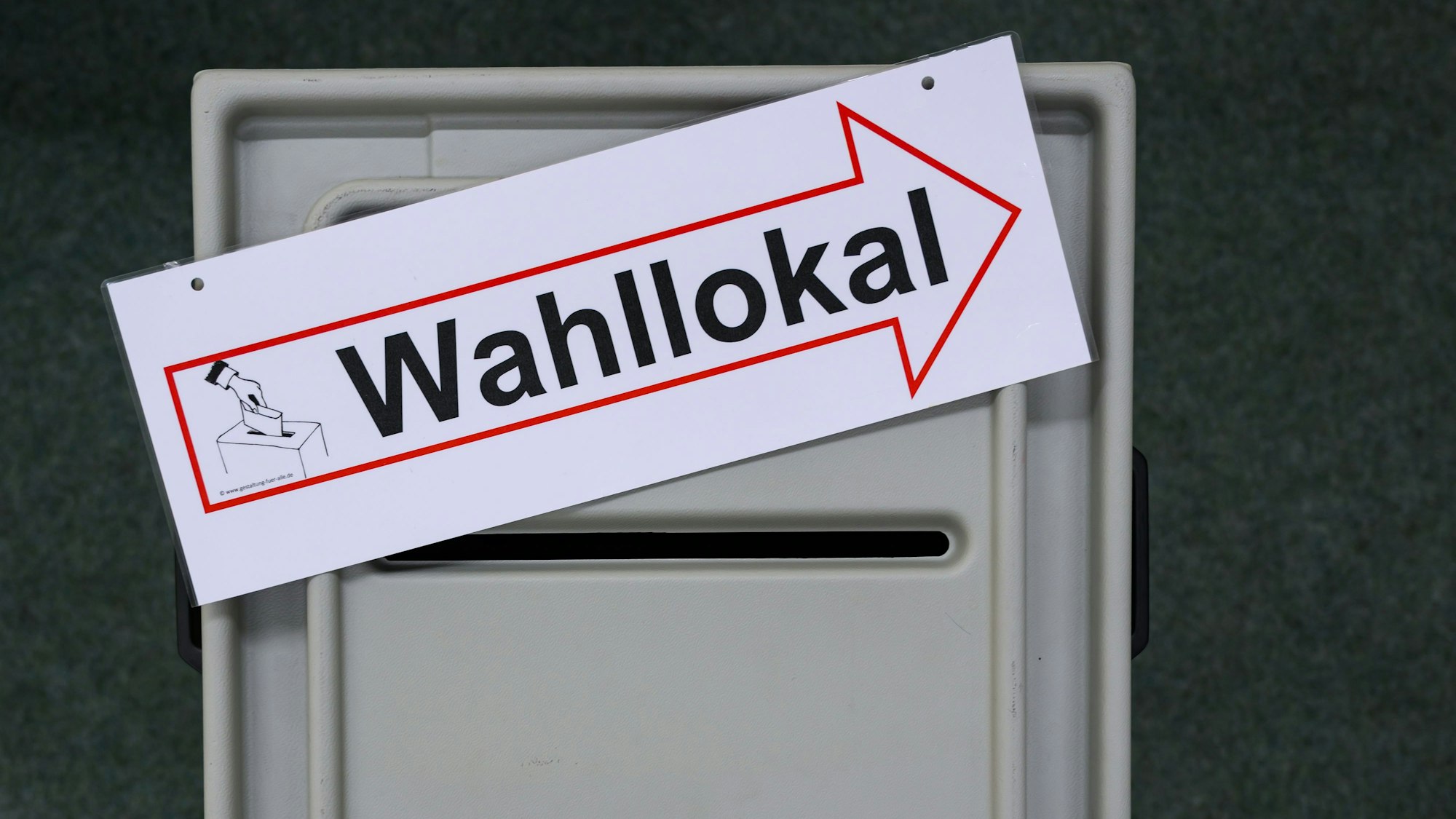In einem Raum der Wahlleitung der Stadt Cottbus liegt ein Schild mit der Aufschrift «Wahllokal» auf einer Wahlurne.