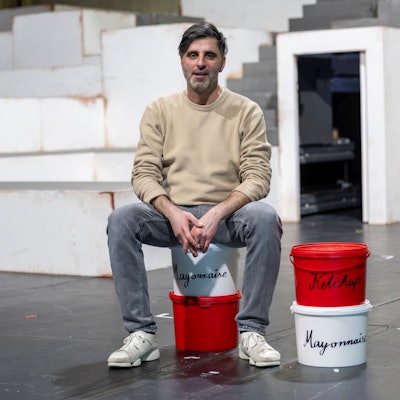 Mayo- und Ketchup-Eimer setzt Regisseur Bassam Ghazi als Requisiten ein.