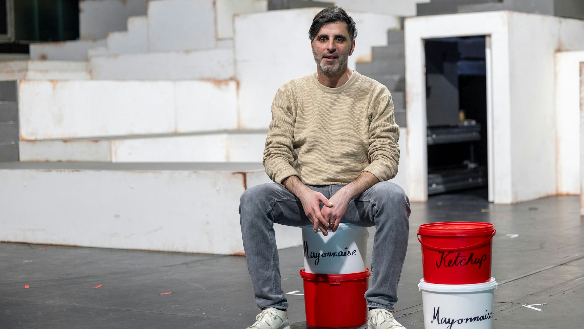 Mayo- und Ketchup-Eimer setzt Regisseur Bassam Ghazi als Requisiten ein.