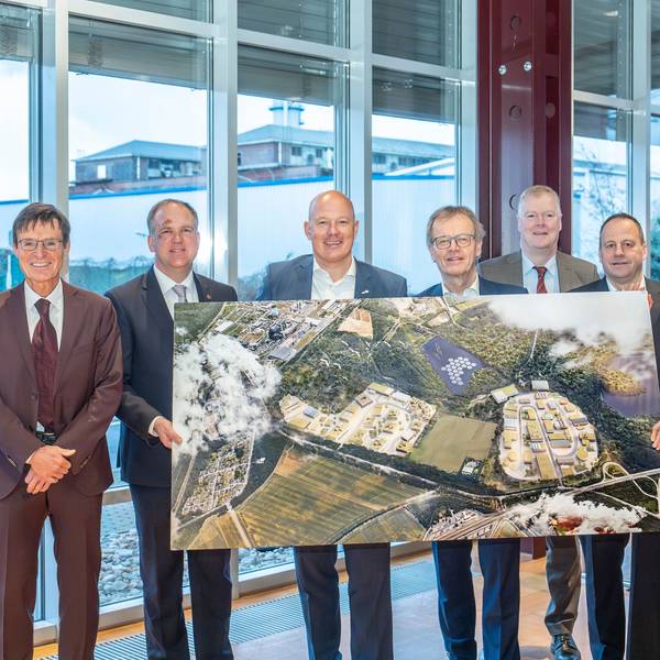 Das Foto zeigt die Vertreter der beteiligten Städte, des Kreises und von RWE mit einem großen Plan in Knapsack.