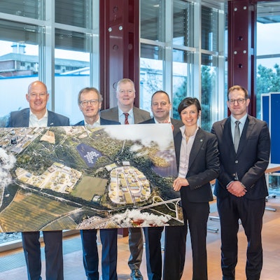 Das Foto zeigt die Vertreter der beteiligten Städte, des Kreises und von RWE mit einem großen Plan in Knapsack.