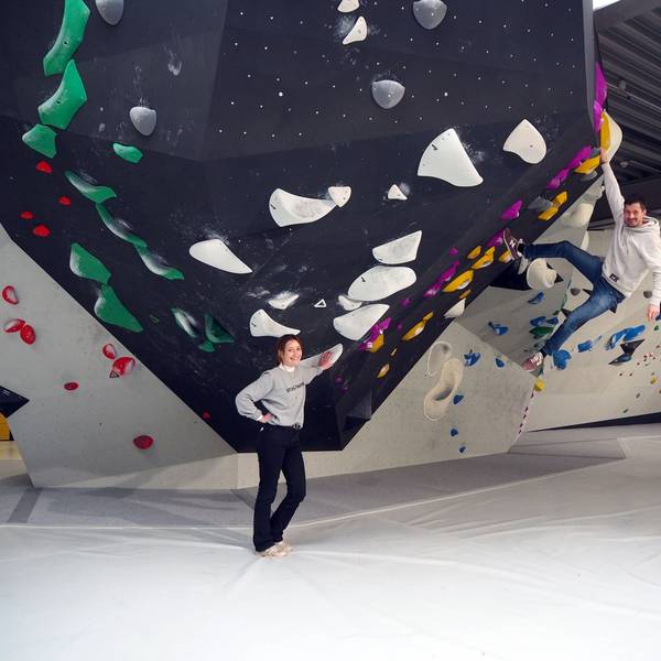 Jana Jungbluth und Florian Schiffer und ihr Team eröffneten Anfang Februar das „Stuntwerk Zollstock“. Das verfügt – unter anderem – über einen großen Boulderbereich.