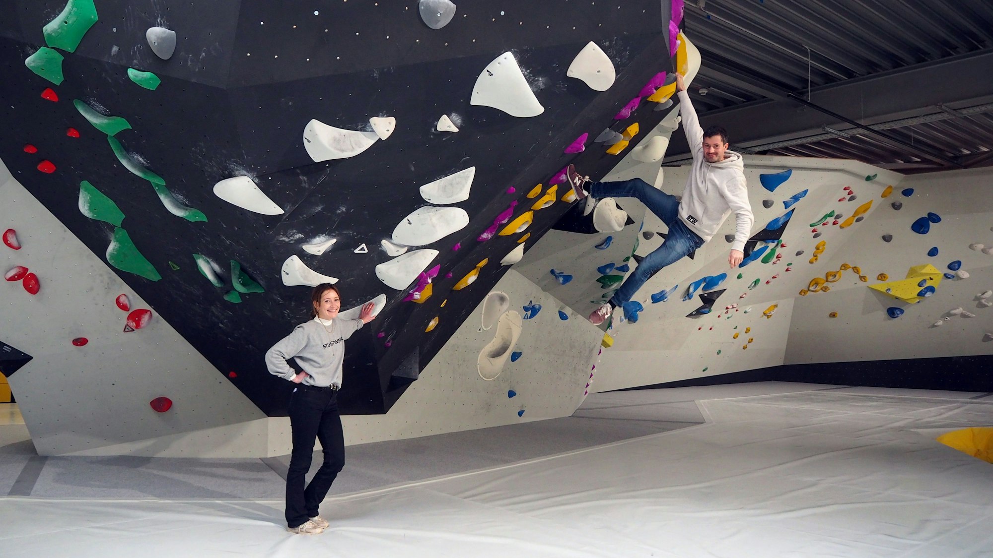 Jana Jungbluth und Florian Schiffer und ihr Team eröffneten Anfang Februar das „Stuntwerk Zollstock“. Das verfügt – unter anderem – über einen großen Boulderbereich.