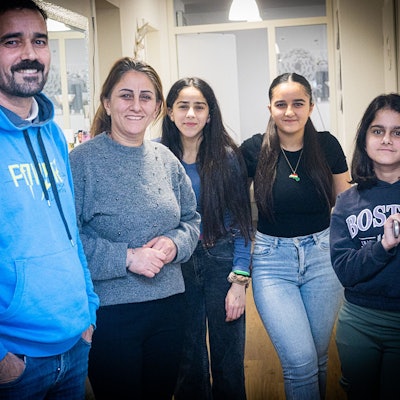 „Wir sind offen“, sagt Sameer Othman. Er und seine Frau Monna, Raghed, Rahf und Hala (v.l.) fühlen sich zu Hause in Ostheim.