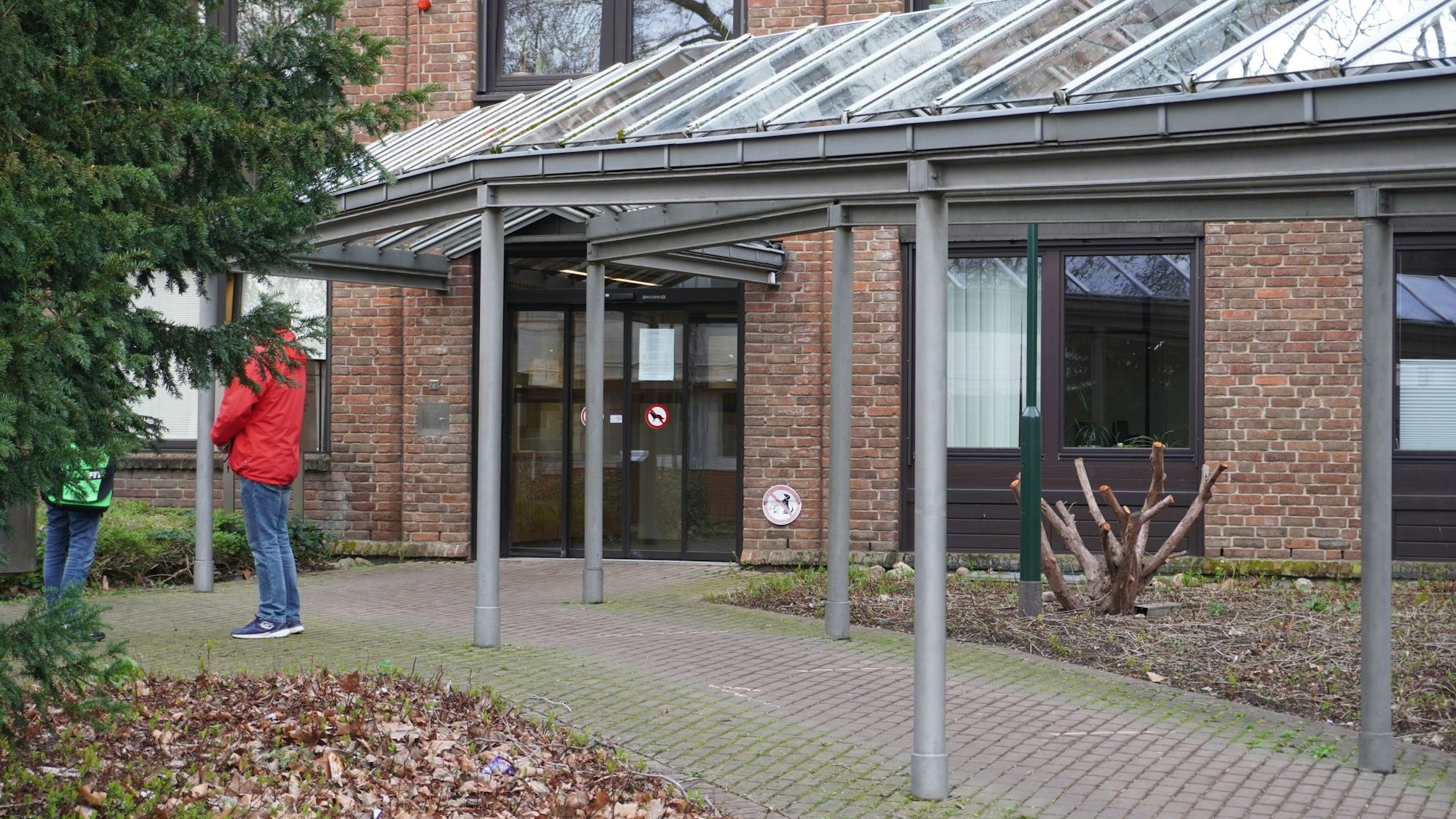 Das Foto zeigt den Eingang zum Kerpener Rathaus.