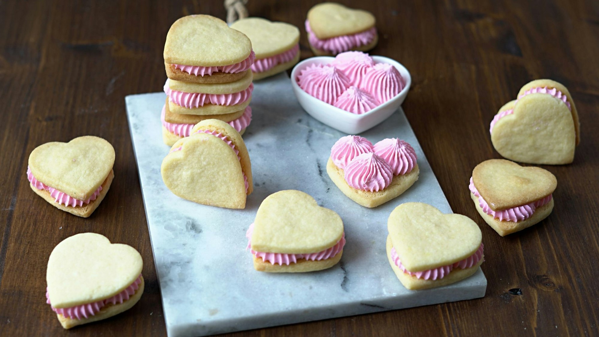 Plätzchen statt Blumen: Diese Herzkekse mit Minzaroma lassen sich gut am Valentinstag verschenken.