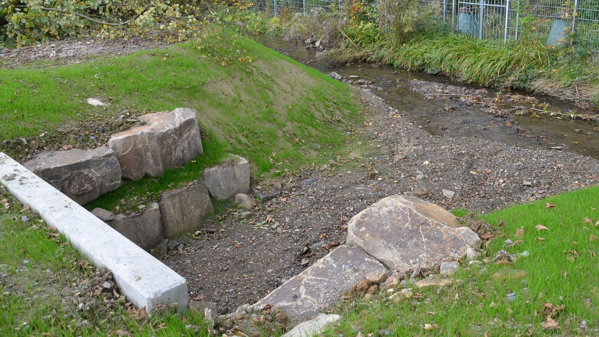 An dieser Stelle auf dem früheren Merkur-Gelände in Waldbröl soll bald der Wiedenhofbach auf den Waldbrölbach treffen. Die Betten sind bereits gemacht.