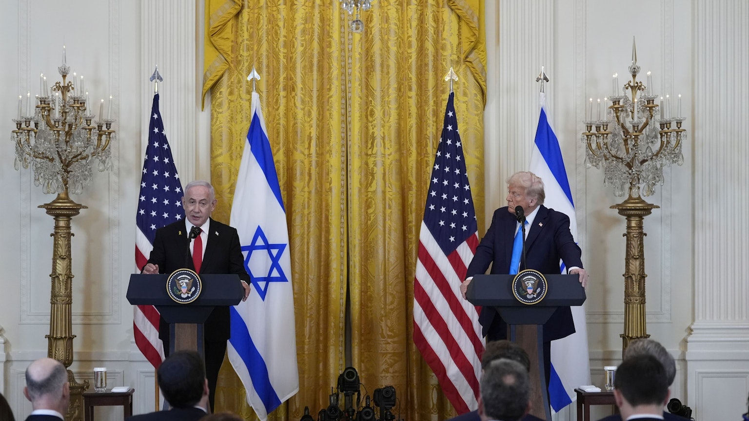 US-Präsident Donald Trump (r) und der israelische Ministerpräsident Benjamin Netanjahu sprechen während einer Pressekonferenz im East Room des Weißen Hauses.