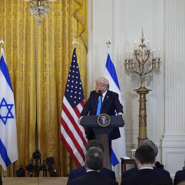 US-Präsident Donald Trump (r) und der israelische Ministerpräsident Benjamin Netanjahu sprechen während einer Pressekonferenz im East Room des Weißen Hauses.