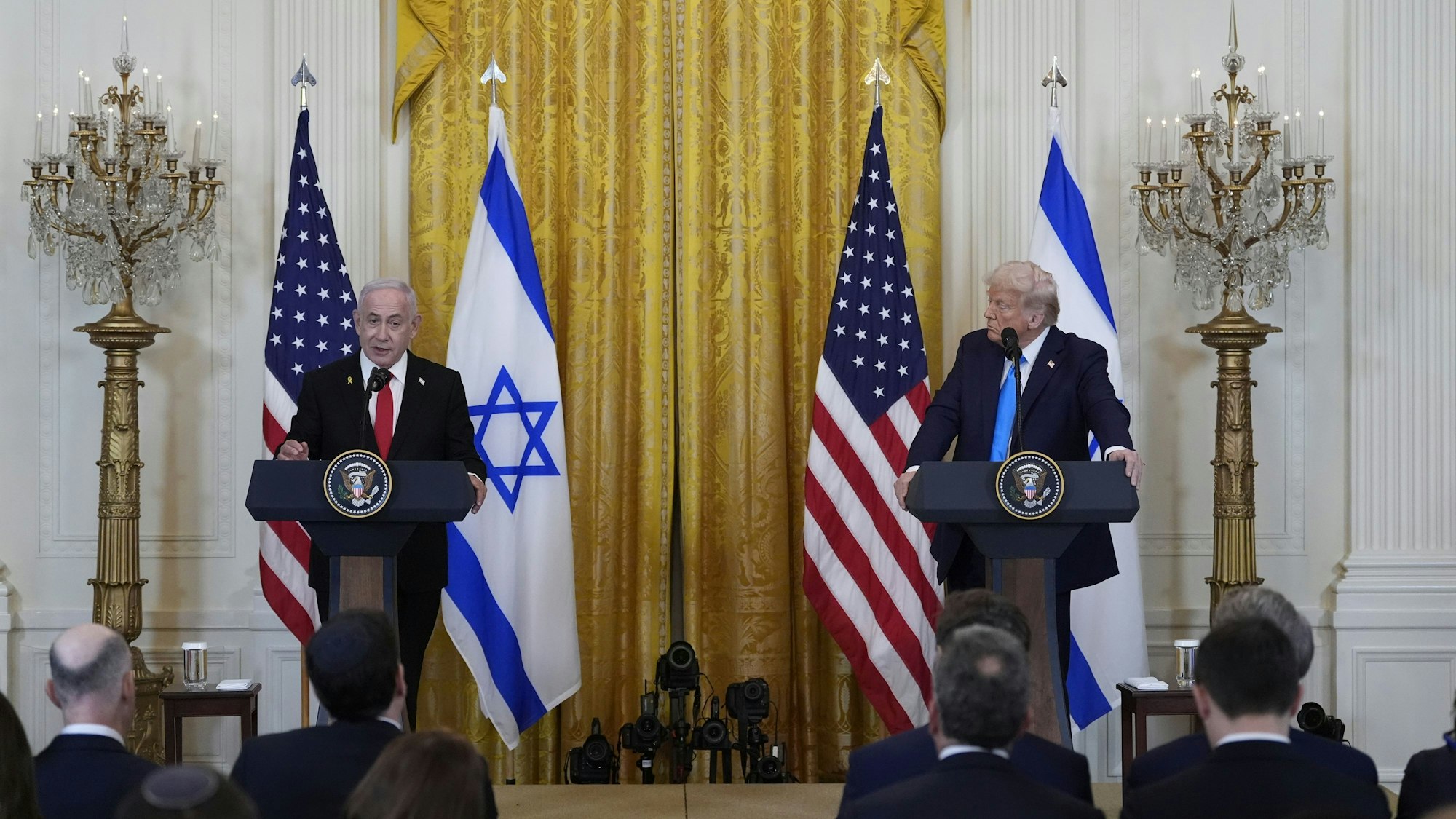 US-Präsident Donald Trump (r) und der israelische Ministerpräsident Benjamin Netanjahu sprechen während einer Pressekonferenz im East Room des Weißen Hauses.