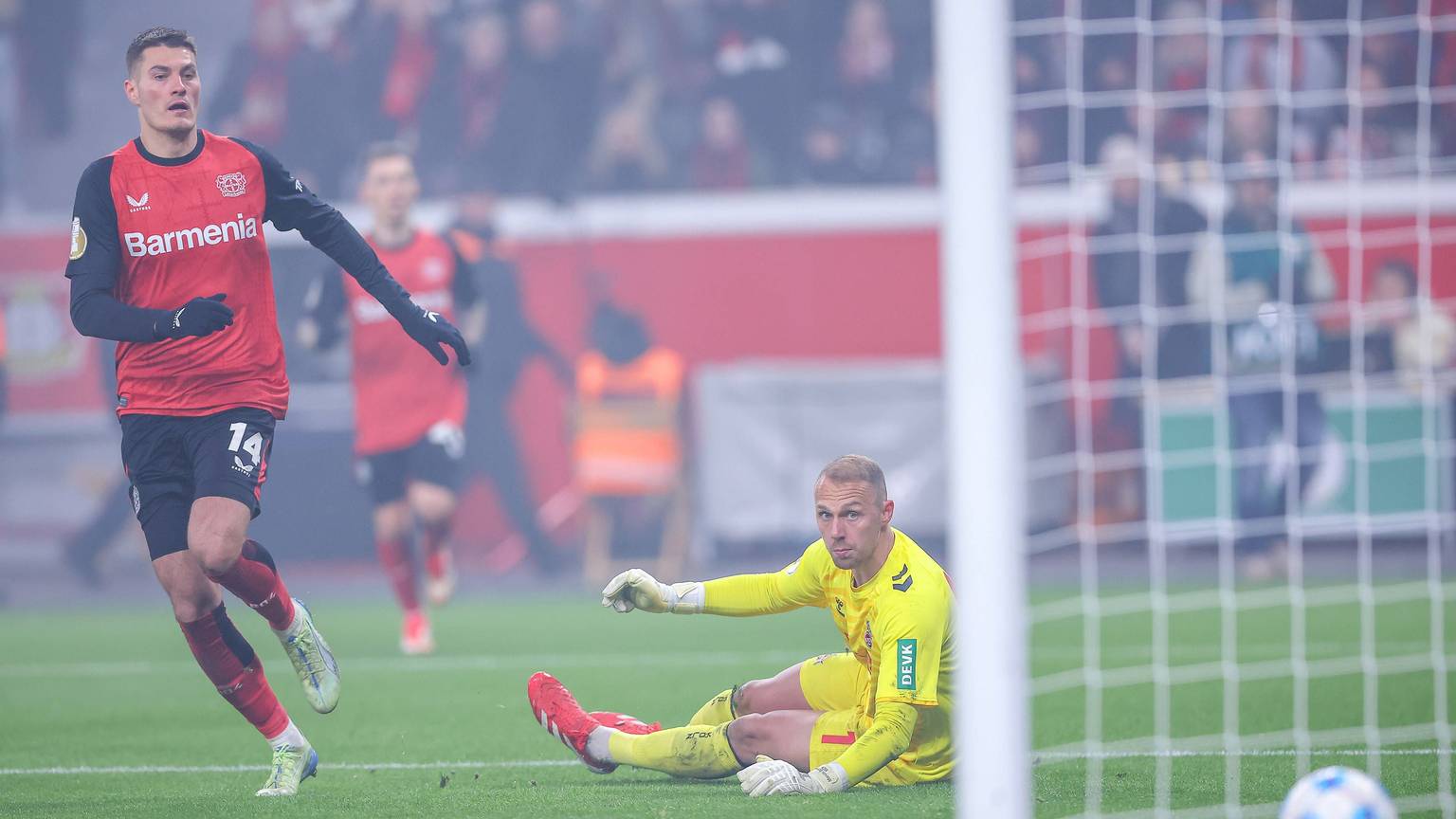 Doppelpacker: Patrik Schick (l.) schoss Bayer 04 Leverkusen nach einem 0:2-Rückstand gegen den 1. FC Köln mit Torwart Marvin Schwäbe in die Verlängerung.