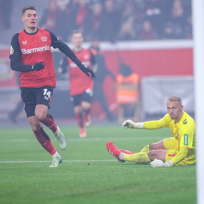 Doppelpacker: Patrik Schick (l.) schoss Bayer 04 Leverkusen nach einem 0:2-Rückstand gegen den 1. FC Köln mit Torwart Marvin Schwäbe in die Verlängerung.