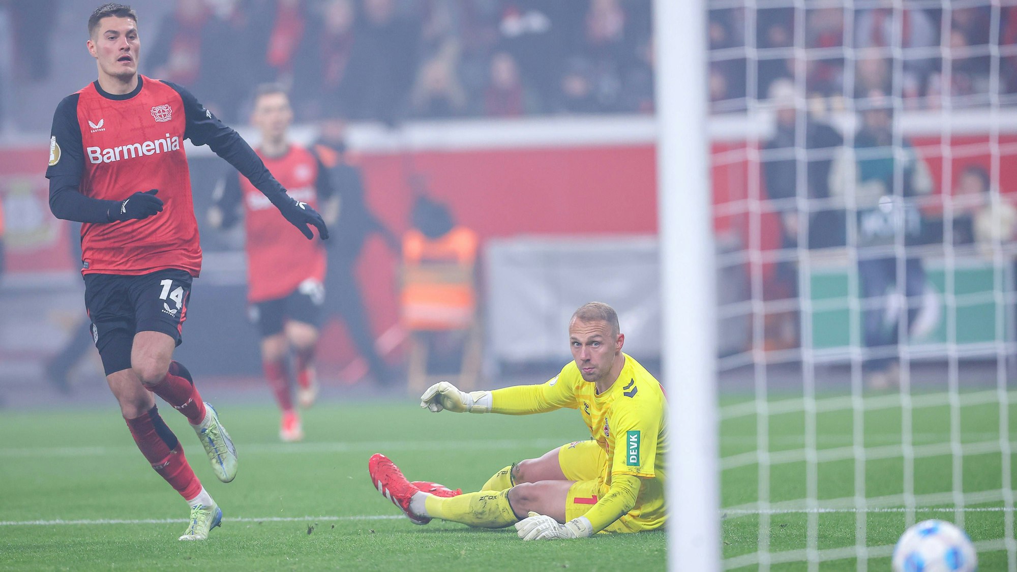 Doppelpacker: Patrik Schick (l.) schoss Bayer 04 Leverkusen nach einem 0:2-Rückstand gegen den 1. FC Köln mit Torwart Marvin Schwäbe in die Verlängerung.