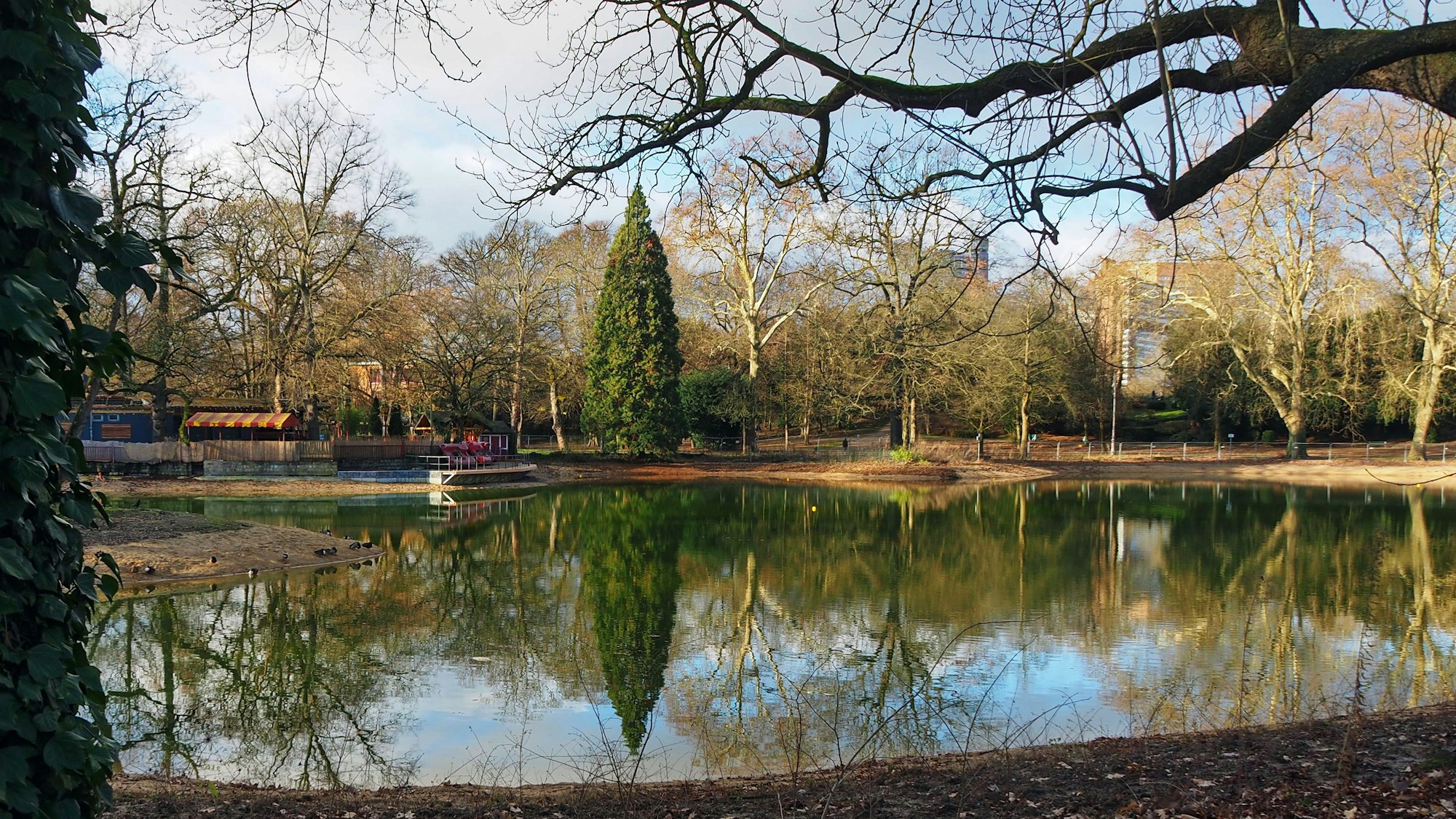 Bald ist der Weiher in den Volksarten wieder ganz gefüllt. Im August sollen alle Arbeiten abgeschlossen ein.