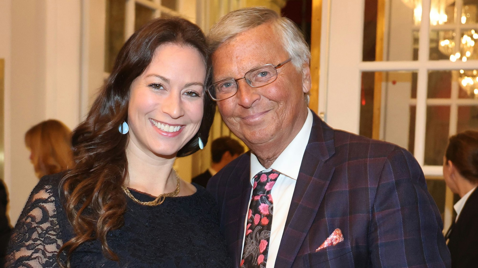 Caroline Bosbach (CDU) und ihr Vater Wolfgang lächeln bei einem Empfang gemeinsam in die Kamera.