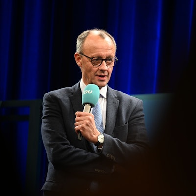 Friedrich Merz, Kanzlerkandidat der CDU,  spricht in der Stadthalle während seiner Wahlkampftour.