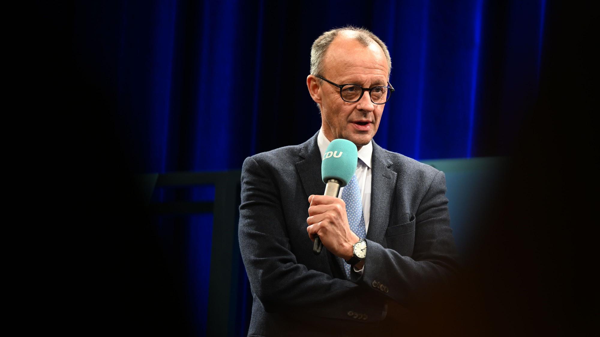Friedrich Merz, Kanzlerkandidat der CDU, spricht in der Stadthalle während seiner Wahlkampftour.