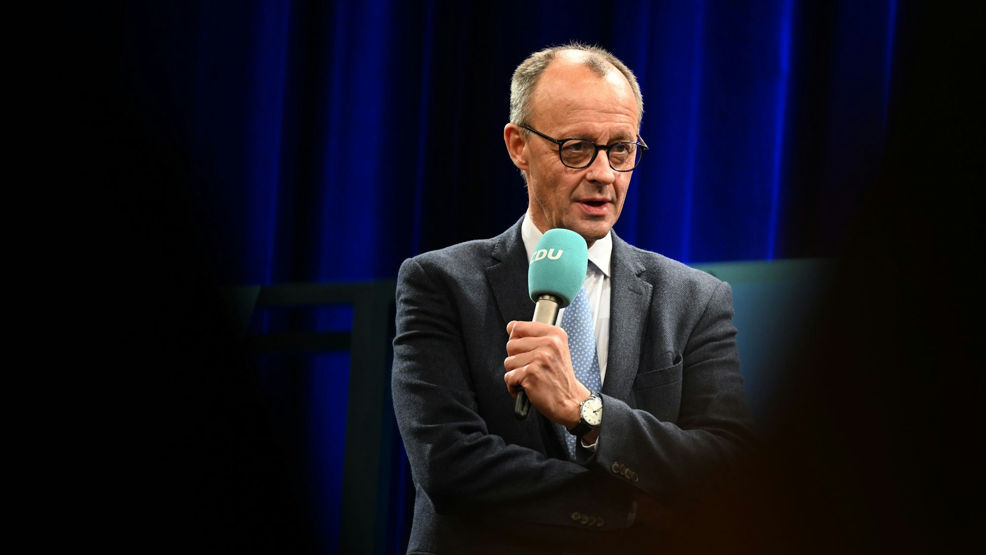 Friedrich Merz, Kanzlerkandidat der CDU, spricht in der Stadthalle während seiner Wahlkampftour.