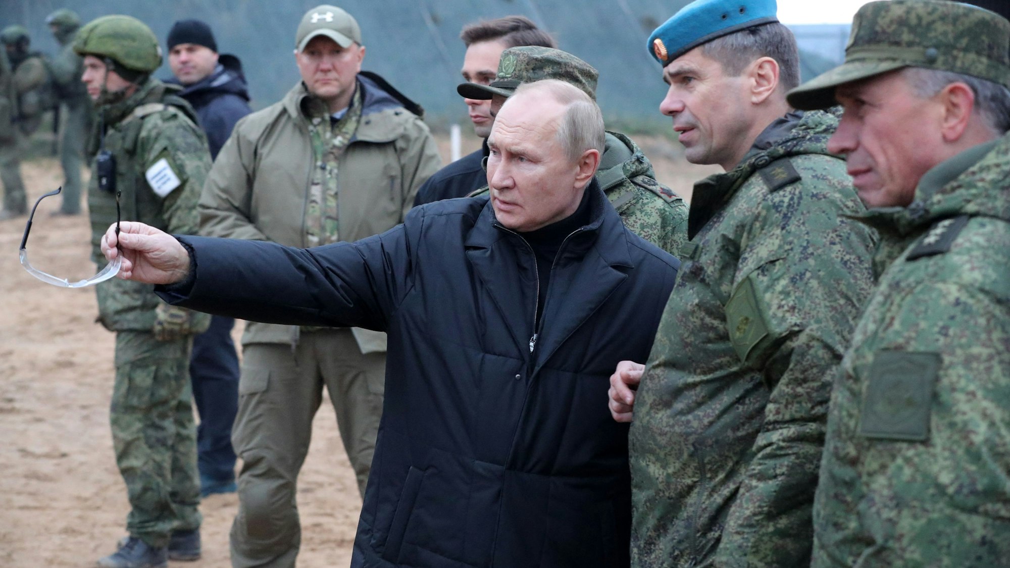 Kremlchef Wladimir Putin beim Besuch einer Militärübung. Die russischen Streitkräfte erleiden in Kursk offenbar enorme Verluste. (Archivbild)