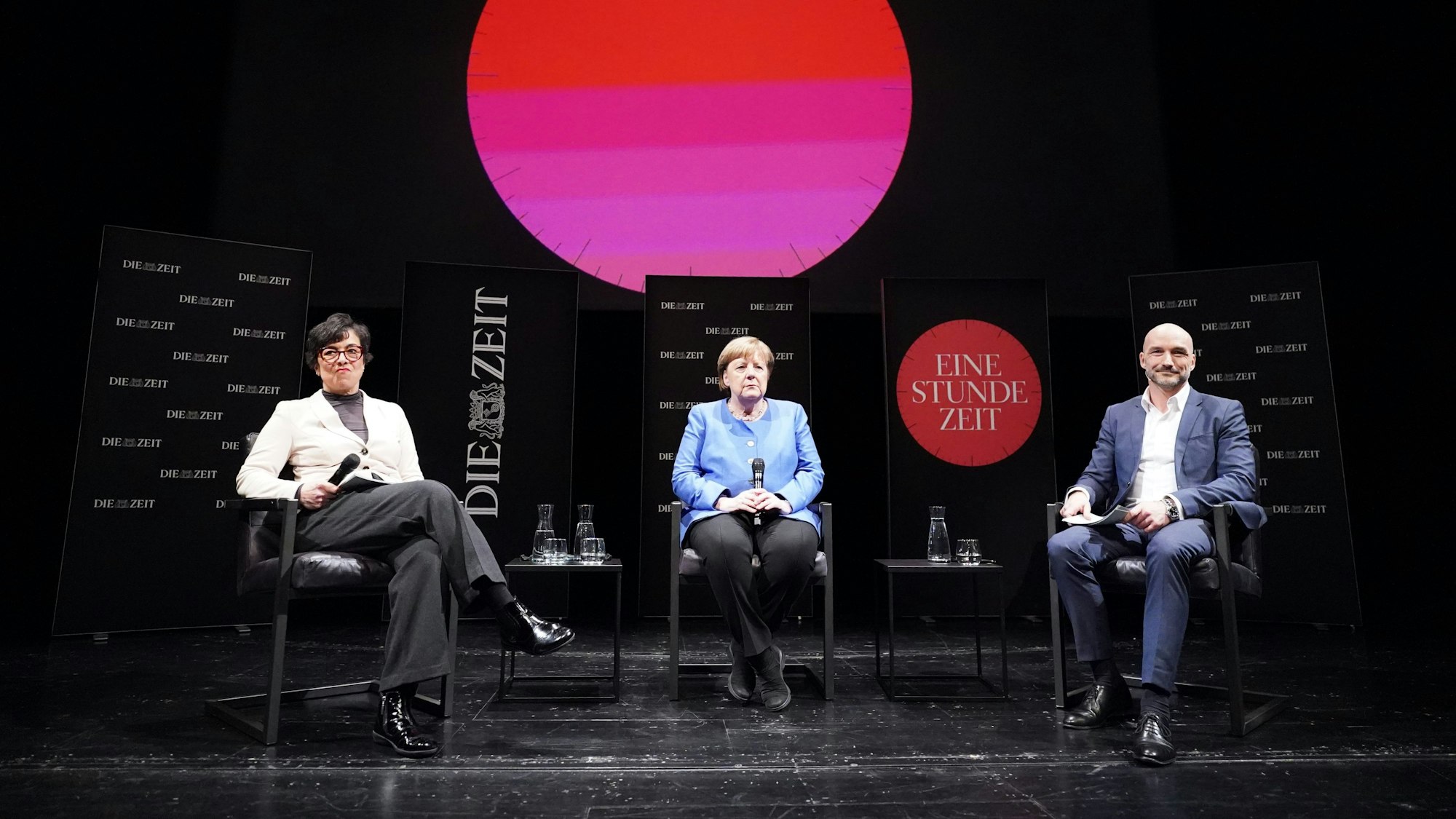 05.02.2025, Hamburg: Altkanzlerin Angela Merkel (M, CDU) sitzt zwischen Moderatorin Mariam Lau und Moderator Roman Pletter während der «Die Zeit»-Veranstaltung «Eine Stunde Zeit mit...» auf der Bühne im Deutschen Schauspielhaus. Foto: Marcus Brandt/dpa +++ dpa-Bildfunk +++