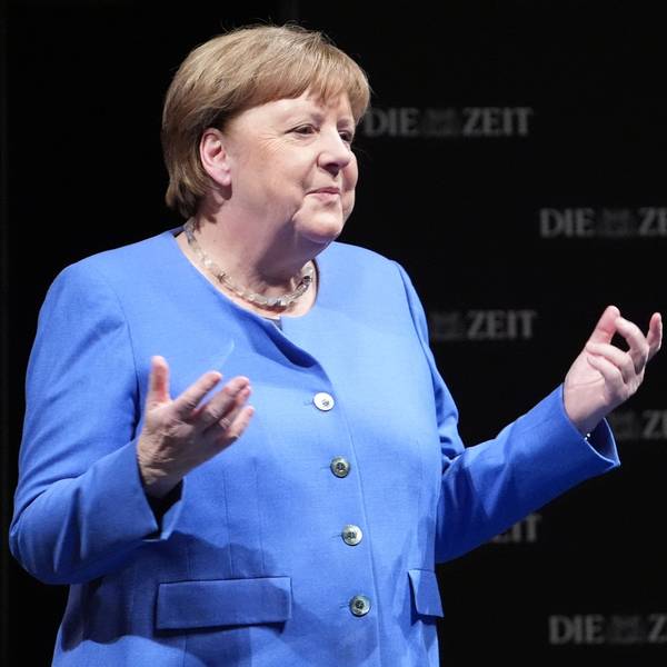 Altkanzlerin Angela Merkel (CDU) steht nach der „Die Zeit“-Veranstaltung „Eine Stunde Zeit mit“ auf der Bühne im Deutschen Schauspielhaus.