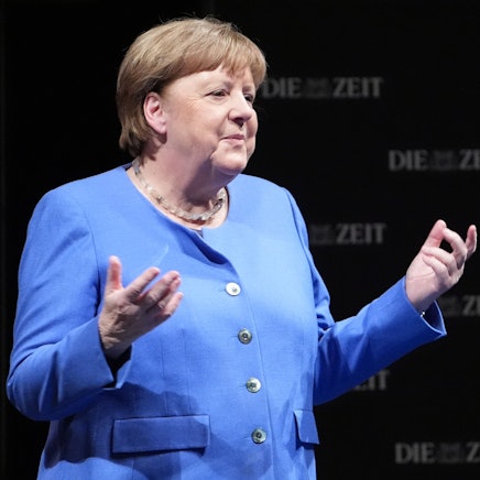 Altkanzlerin Angela Merkel (CDU) steht nach der „Die Zeit“-Veranstaltung „Eine Stunde Zeit mit“ auf der Bühne im Deutschen Schauspielhaus.