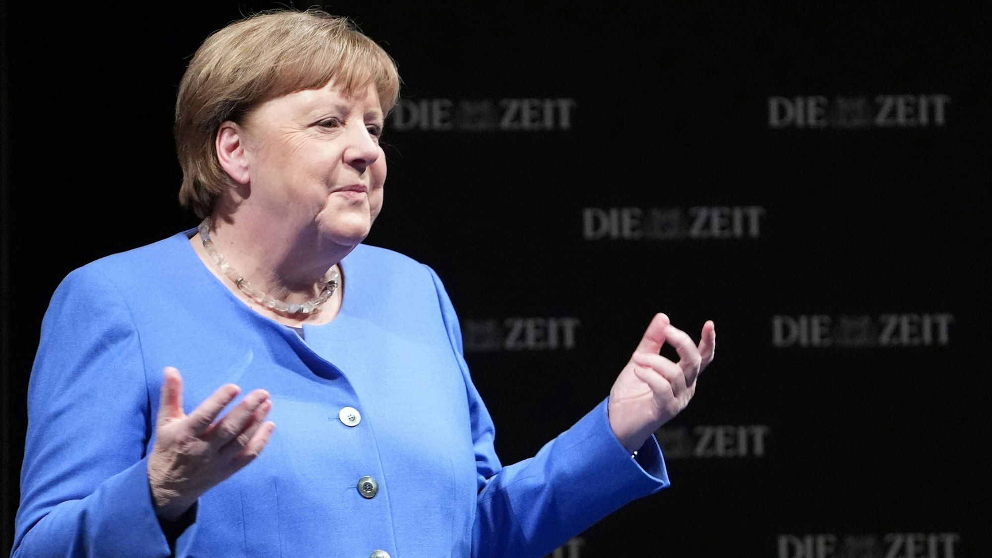 Altkanzlerin Angela Merkel (CDU) steht nach der „Die Zeit“-Veranstaltung „Eine Stunde Zeit mit“ auf der Bühne im Deutschen Schauspielhaus.