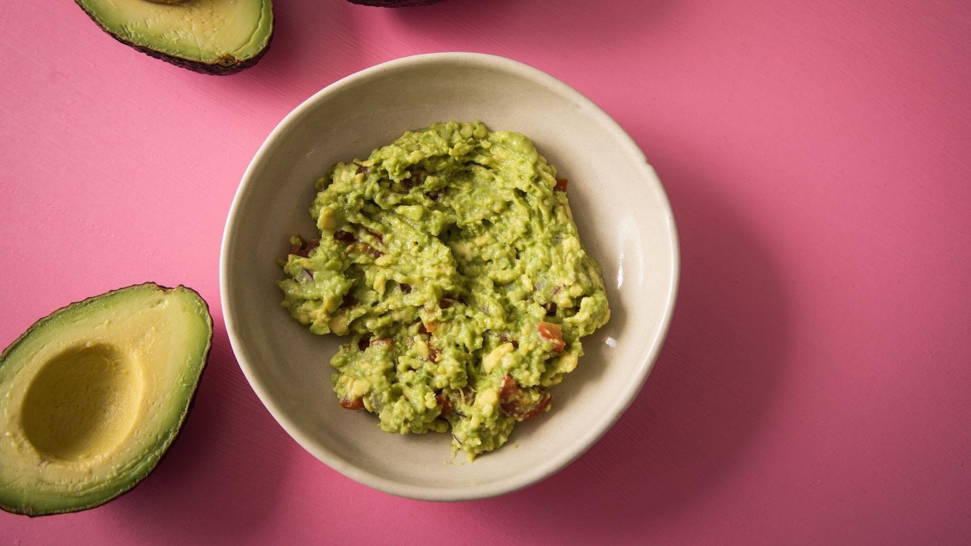 Zerdrückte und gewürzte Avocado bietet sich als leckerer pflanzlicher Brotaufstrich an.