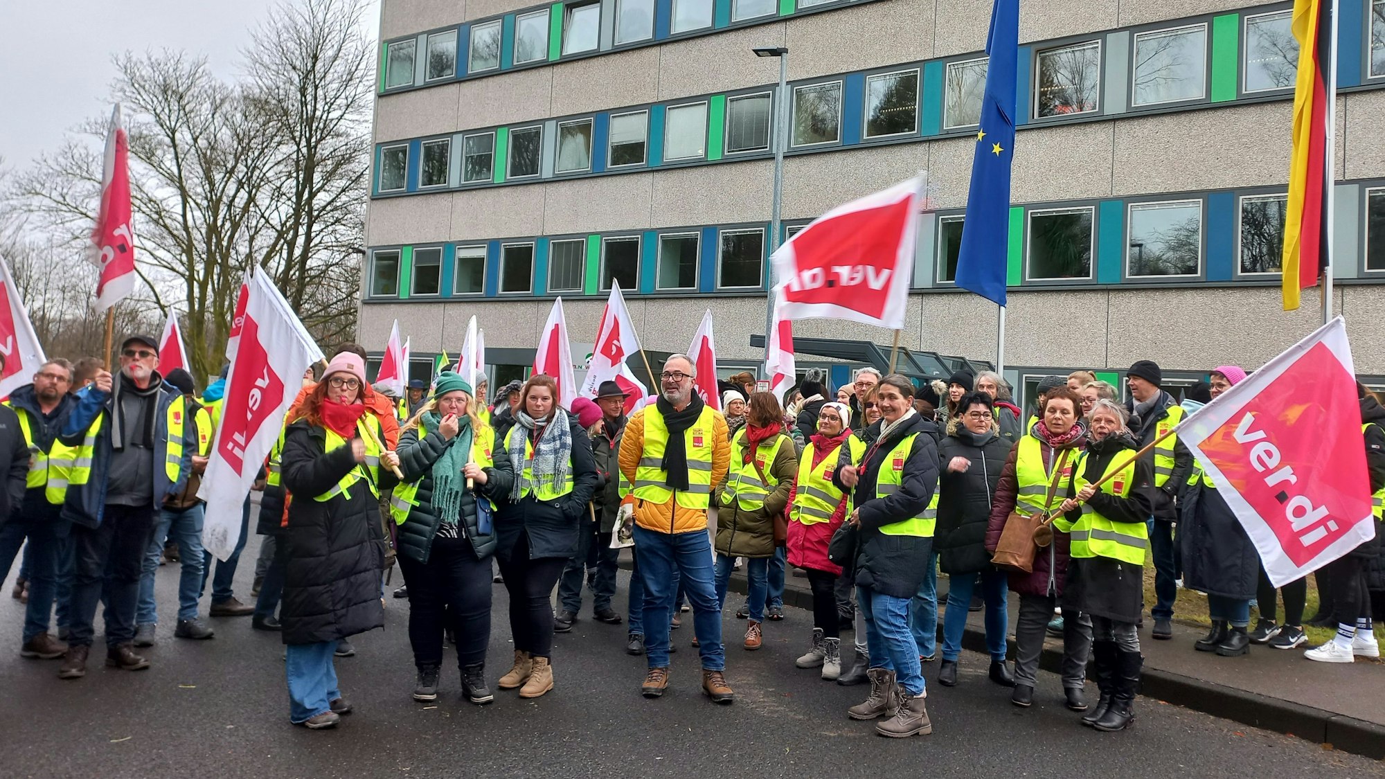 Mit Pfeifen und Fahnen zogen die Streikenden gestern vor das Gebäude von Straßen NRW an der Gummersbacher Albertstraße.