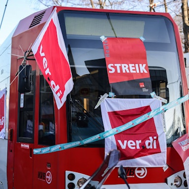 Köln: Eine mit Streik-Plakaten beklebte Straßenbahn der Kölner Verkehrs-Betriebe (KVB) steht vor dem Bahndepot.