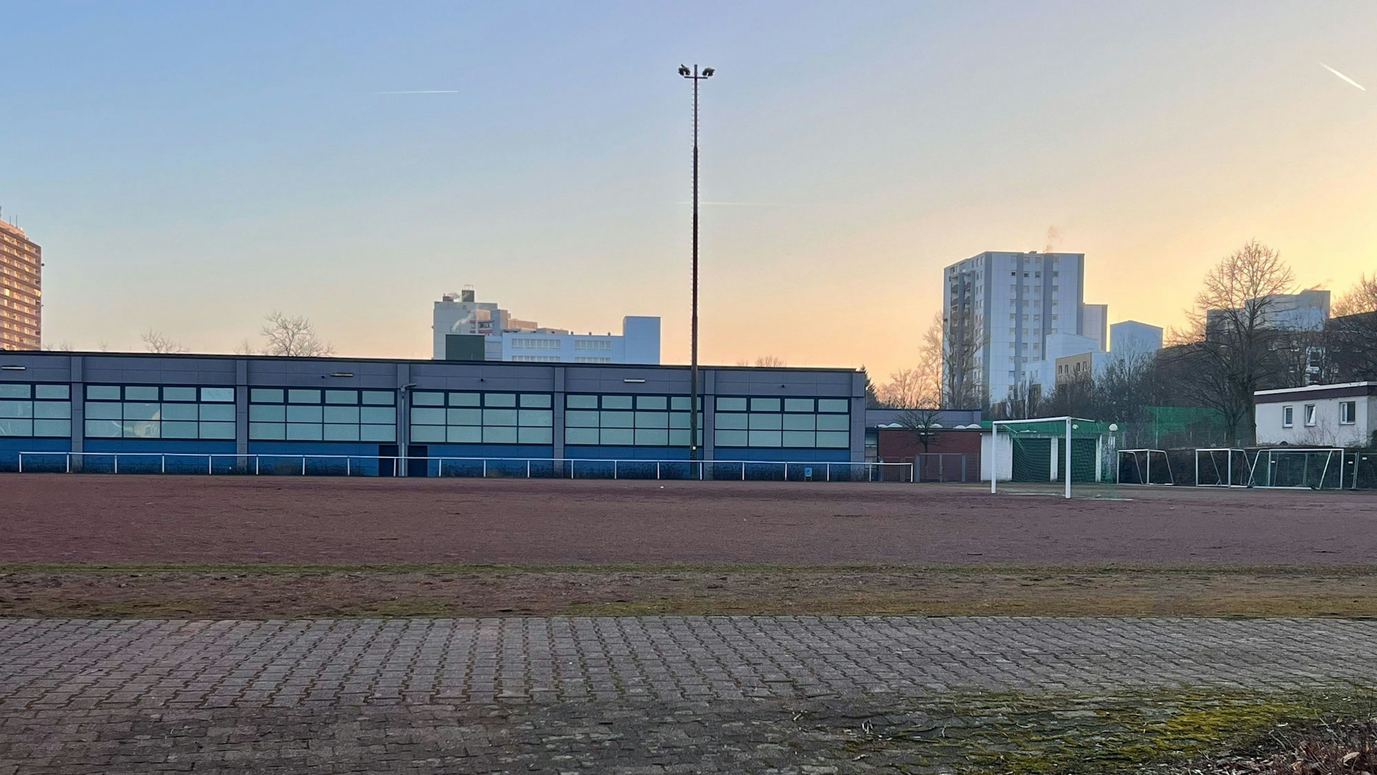 In keinem guten Zustand befindet sich der Sportplatz an der Lise-Meitner-Gesamtschule in Finkenberg.