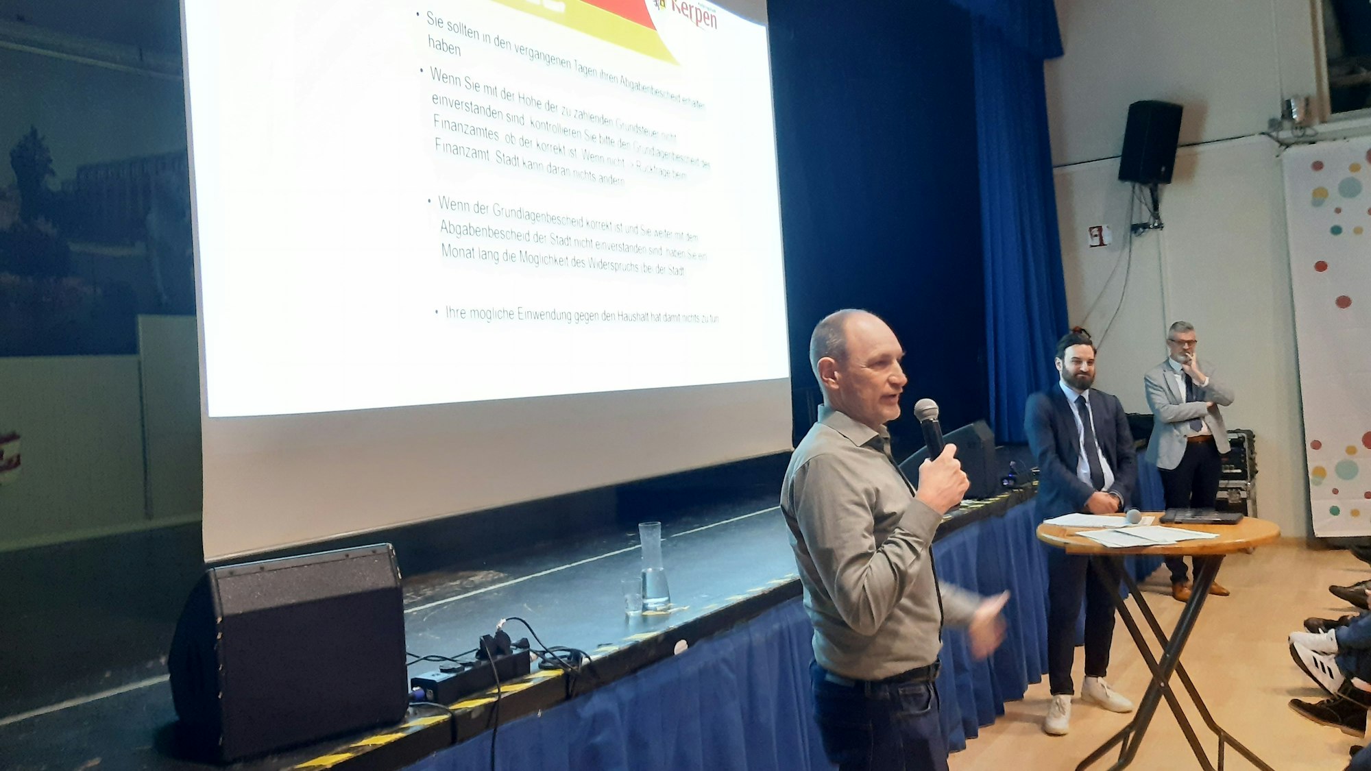 Das Foto zeigt den Kämmerer der Stadt Kerpen, Thomas Schaaf, am Mikrofon.