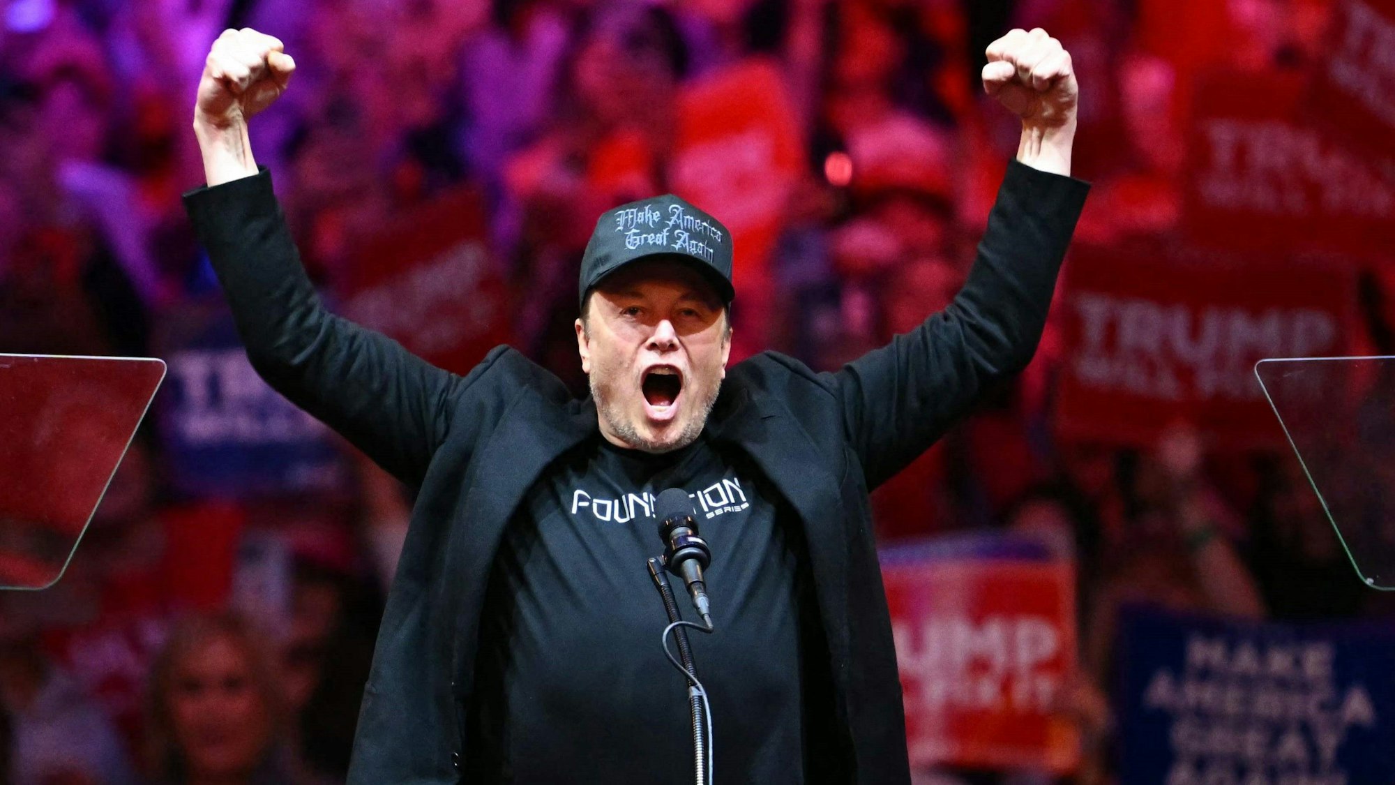 US-Milliardär Elon Musk hat Donald Trump im Wahlkampf massiv unterstützt. Nach Trumps Amtsantritt rücken der Tesla- und X-Chef und seine radikalen Maßnahmen in den Fokus. (Archivbild)