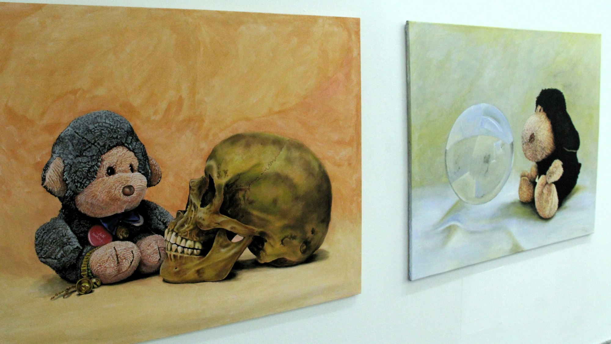 Fabian Hochscheid hält auch dem Stofftier die Endlichkeit in Form eines Totenschädels entgegen.