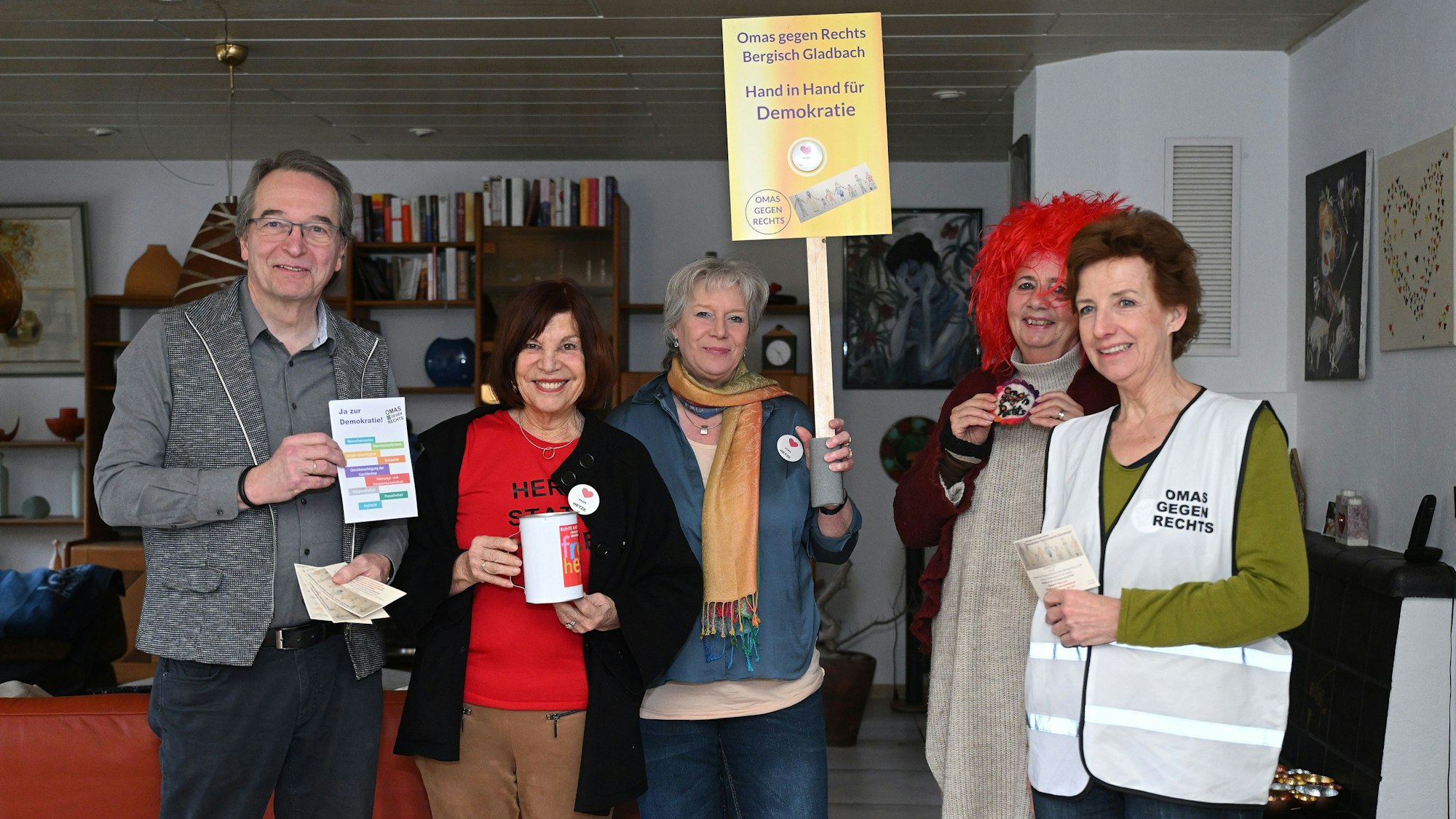 Die „Omas gegen rechts“ bereiten ihre ersten Demonstration vor.