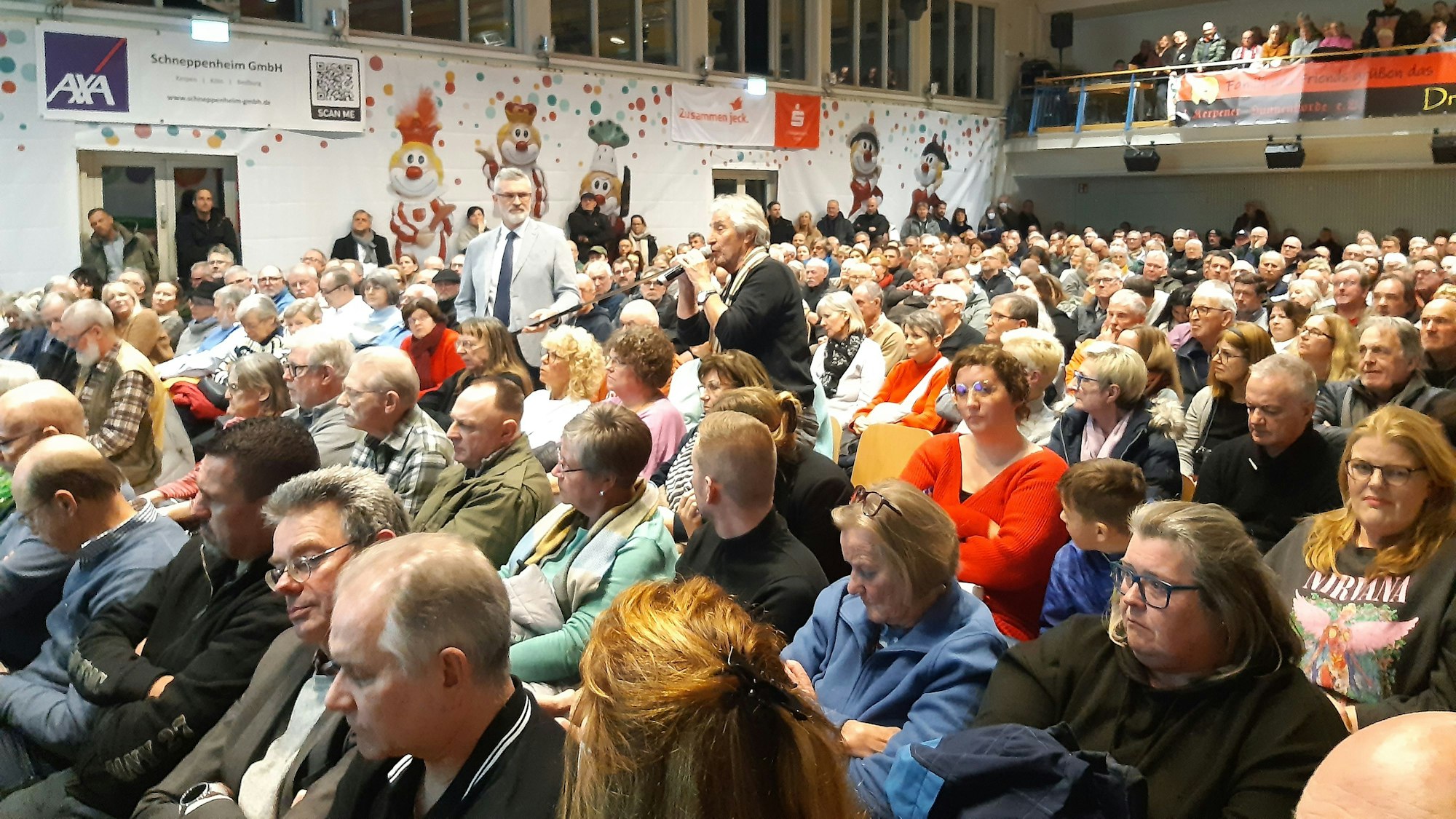 Das Foto zeigt eine mit Besuchern gefüllte Halle.