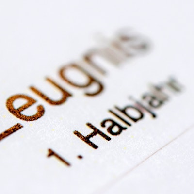 Die Aufschrift Zeugnis 1. Halbjahr steht auf einem Halbjahreszeugnis.