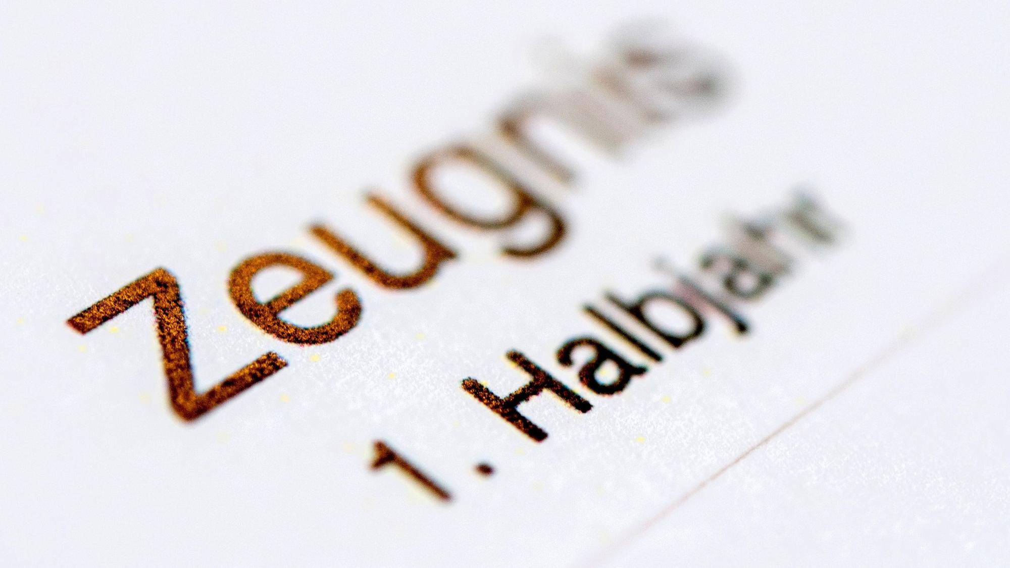 Die Aufschrift Zeugnis 1. Halbjahr steht auf einem Halbjahreszeugnis.