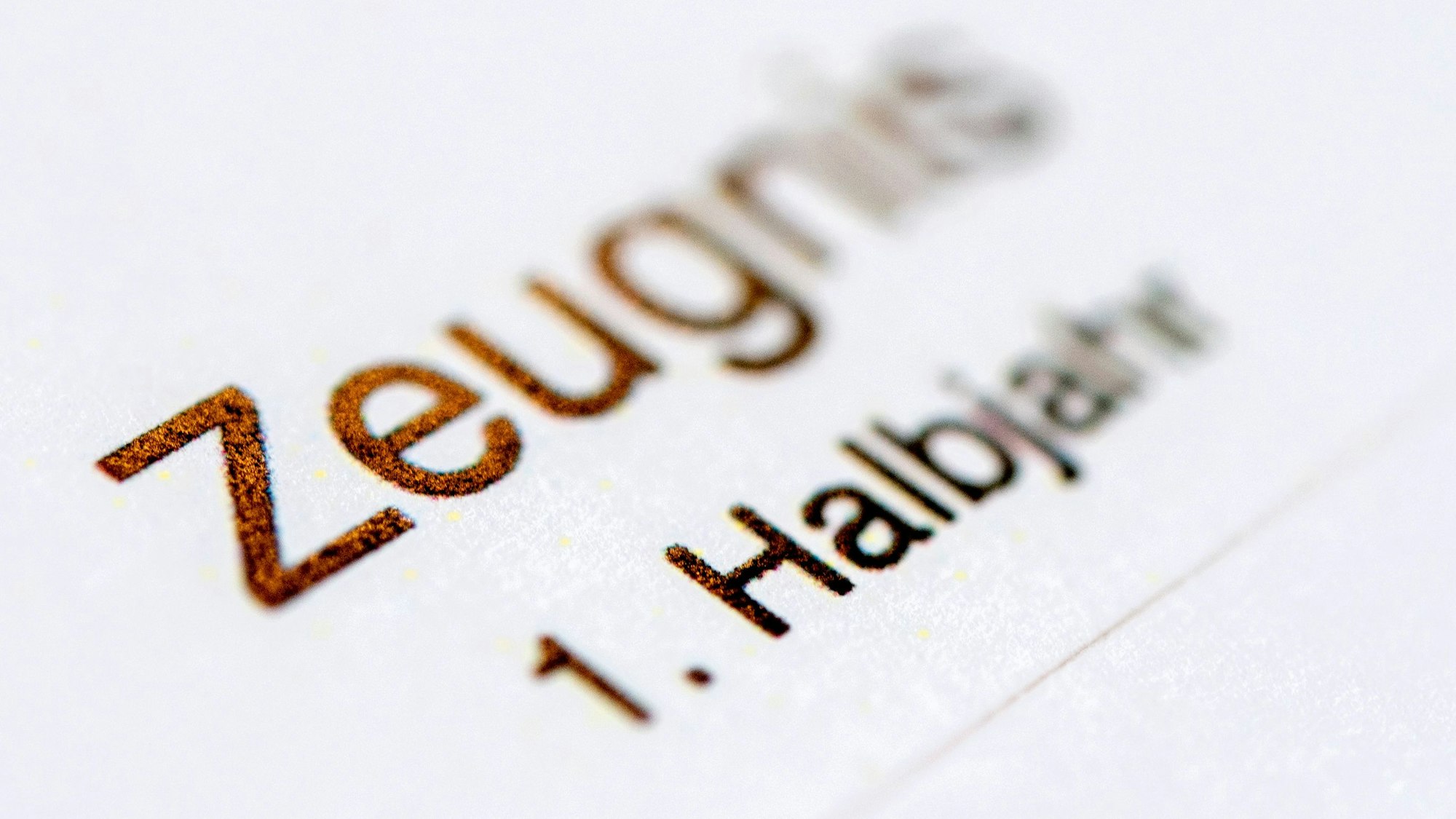 Die Aufschrift Zeugnis 1. Halbjahr steht auf einem Halbjahreszeugnis.