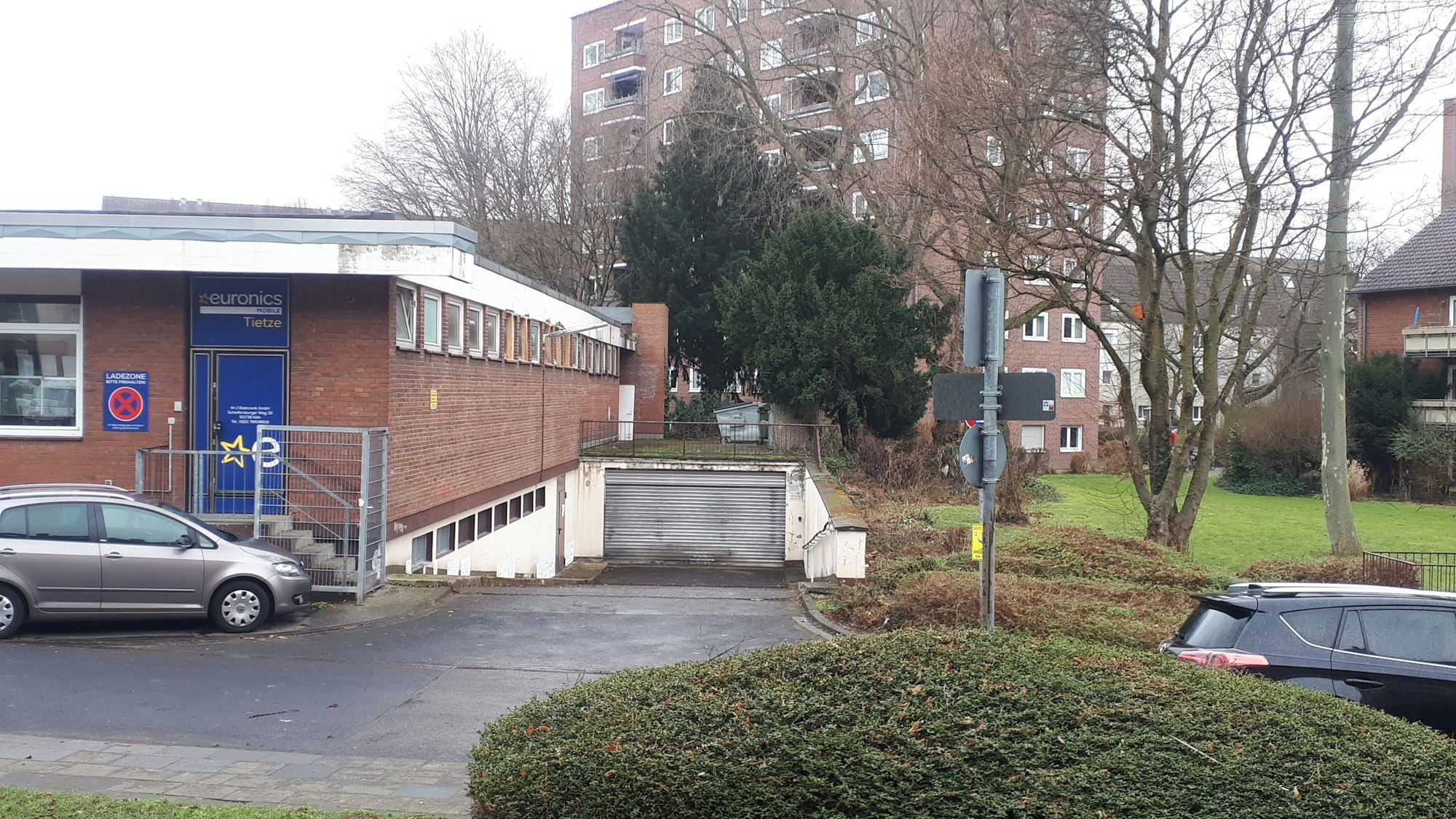 Zu sehen ist eine verschlossene Einfahrt zu einer Tiefgarage.