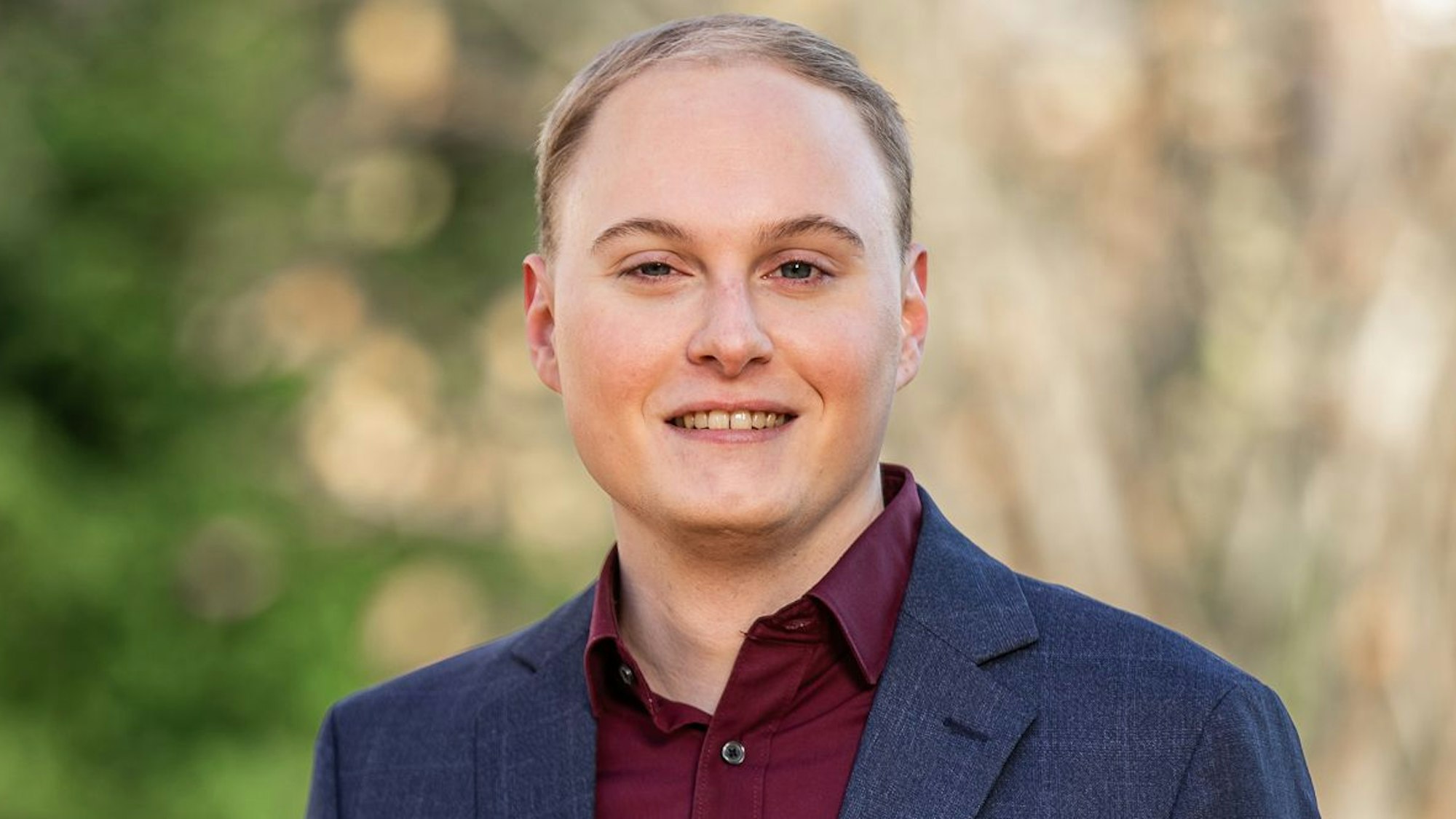 Auf dem Foto ist ein junger Mann mit blondem Haar zu sehen.