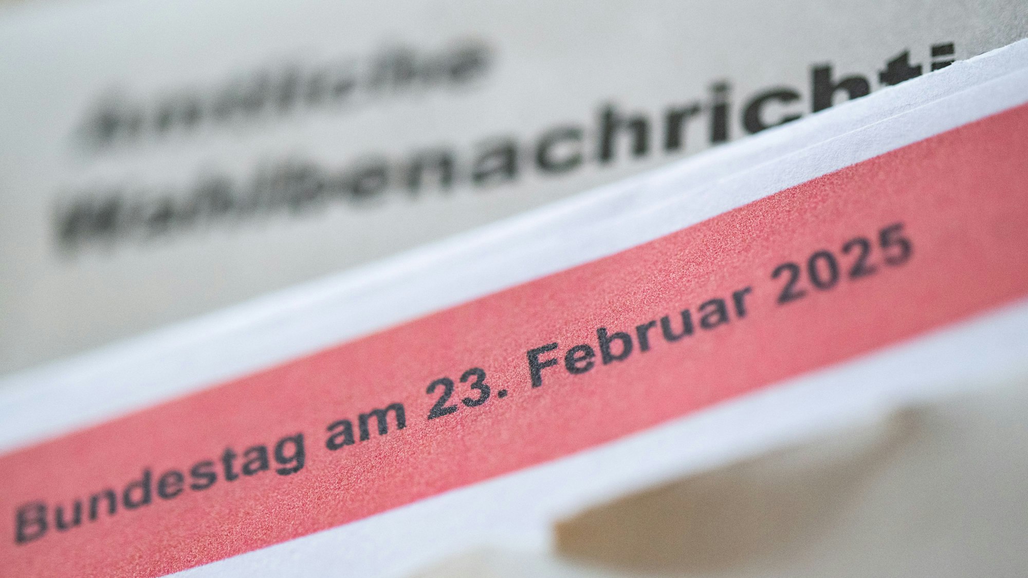 ARCHIV - 16.01.2025, Baden-Württemberg, Stuttgart: Eine geöffnete amtliche Wahlbenachrichtigung zur Wahl zum deutschen Bundestag am 23. Februar 2025 liegt auf einem Tisch. (zu dpa: «Weniger Direktkandidaten bei der Bundestagswahl») Foto: Marijan Murat/dpa +++ dpa-Bildfunk +++