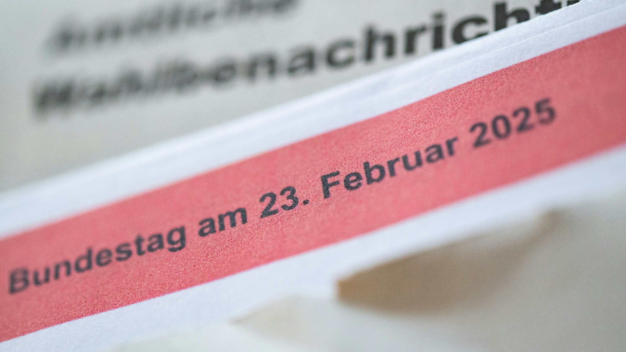 Eine geöffnete amtliche Wahlbenachrichtigung zur Wahl zum Deutschen Bundestag am 23. Februar 2025 liegt auf einem Tisch. (Symboldbild)