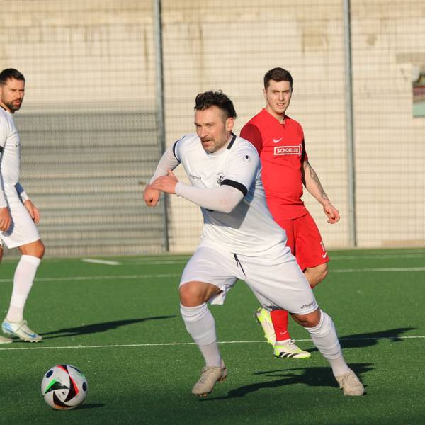Athanasios Noutsos führt im Testspiel den Ball. Zwei Mitspieler und ein Gegenspieler schauen zu.