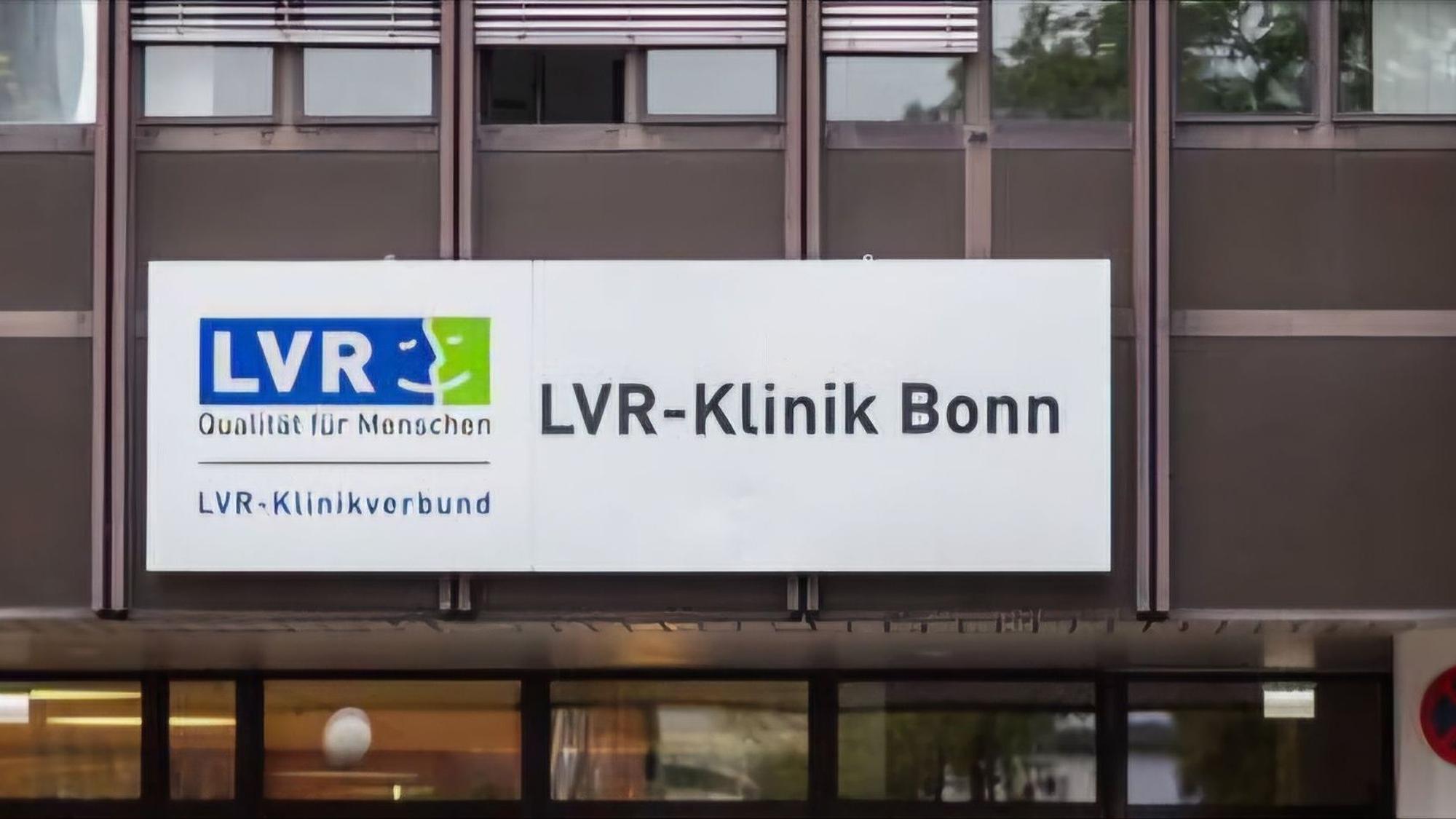Der 42 Jahre alte Syrer, der im November in Sankt Augustin eine Frau angegriffen und schwer verletzt hatte, ist inzwischen in der Bonner LVR-Klinik untergebracht worden.