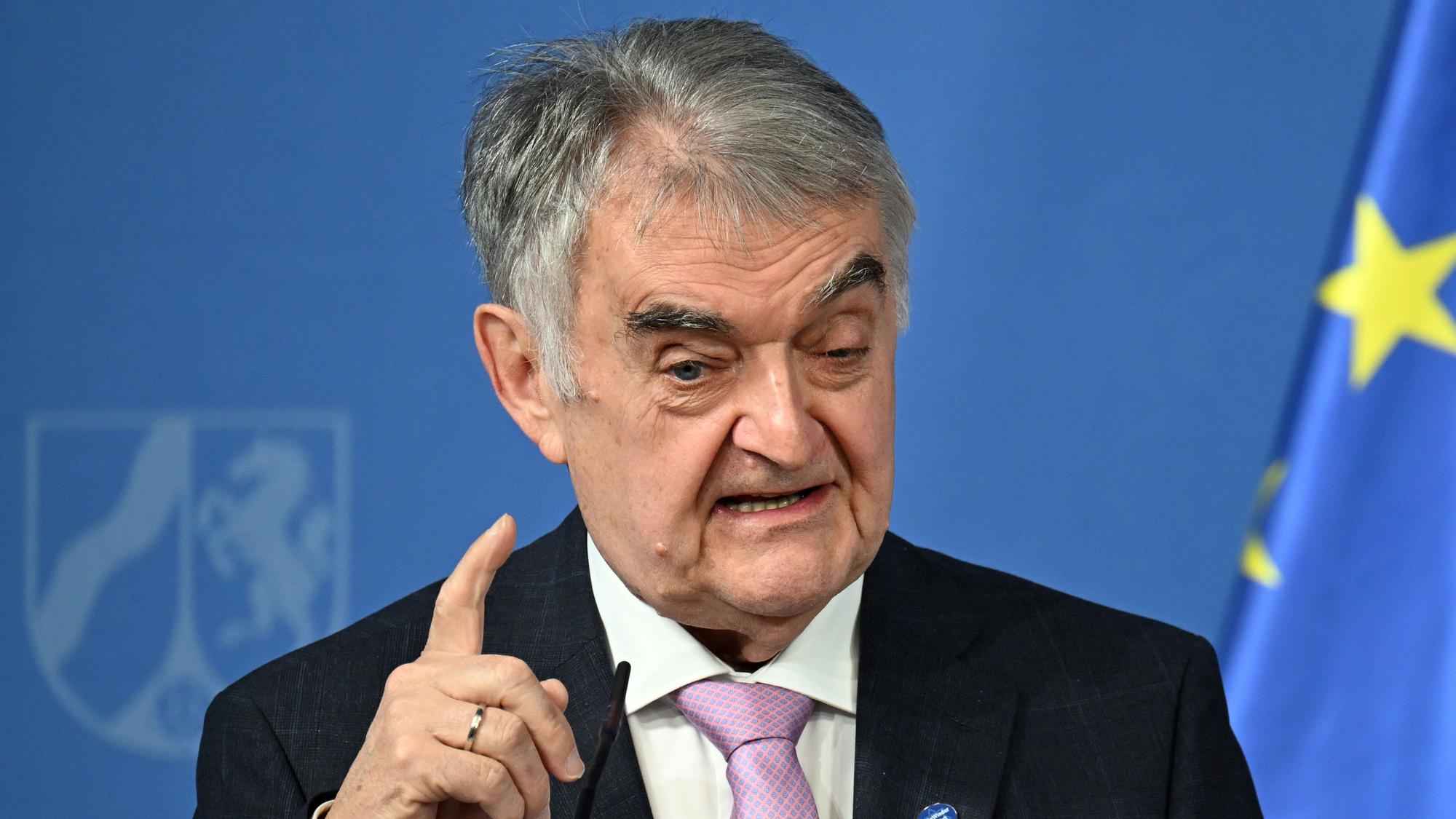 ARCHIV - 24.09.2024, Nordrhein-Westfalen, Düsseldorf: Herbert Reul (CDU), nordrhein-westfälischer Innenminister, gibt ein Statement. Der Minister erwartet eine Welle an Falschmeldungen vor der Bundestagswahl. (zu dpa: «Reul rechnet mit Welle an Falschmeldungen vor Bundestagswahl») Foto: Federico Gambarini/dpa +++ dpa-Bildfunk +++