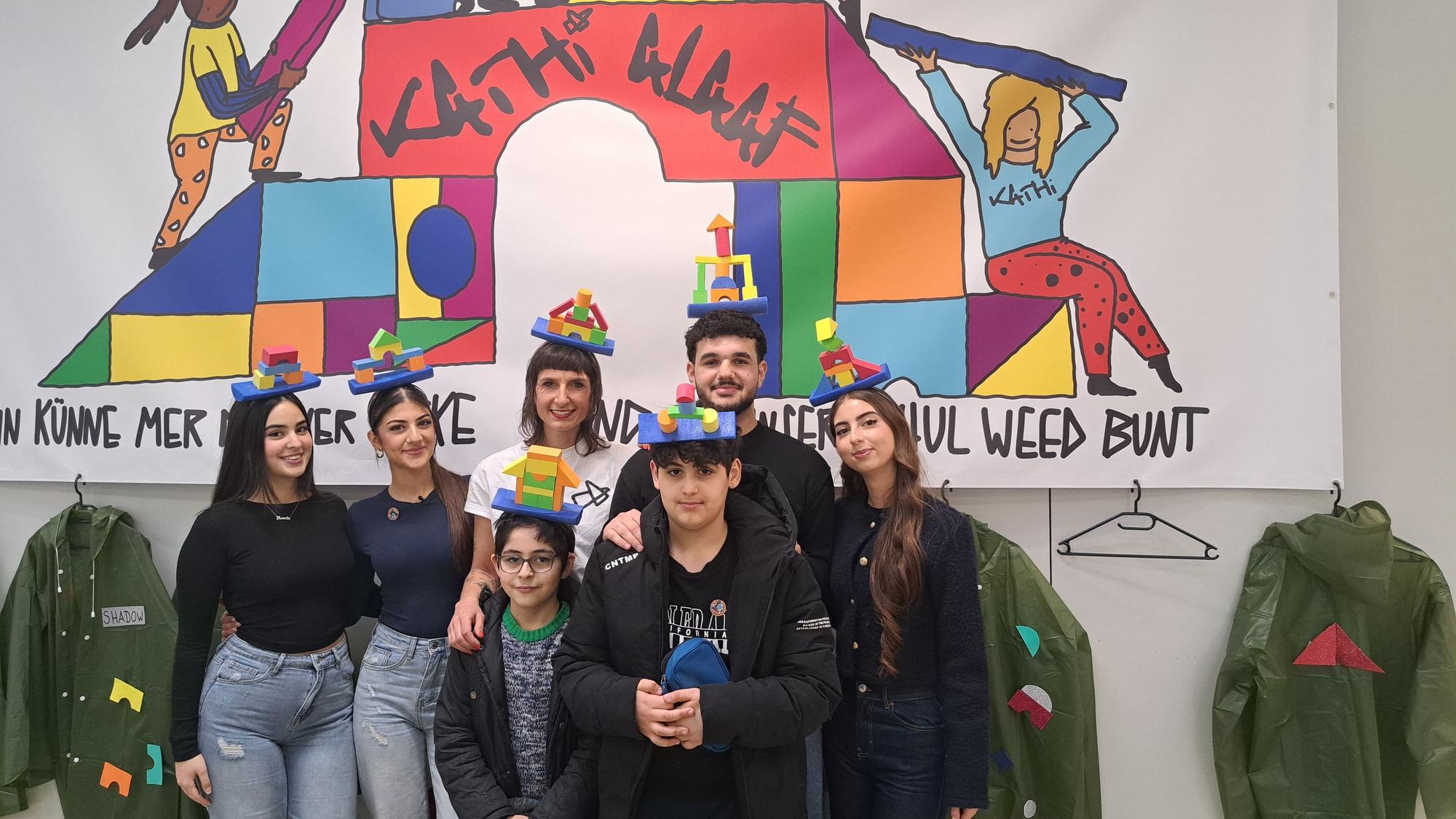 Von links (hinten): Hawin, Helin, Isabel Blumenthal, Sizar und Tuana vorne: Taha, Dlian