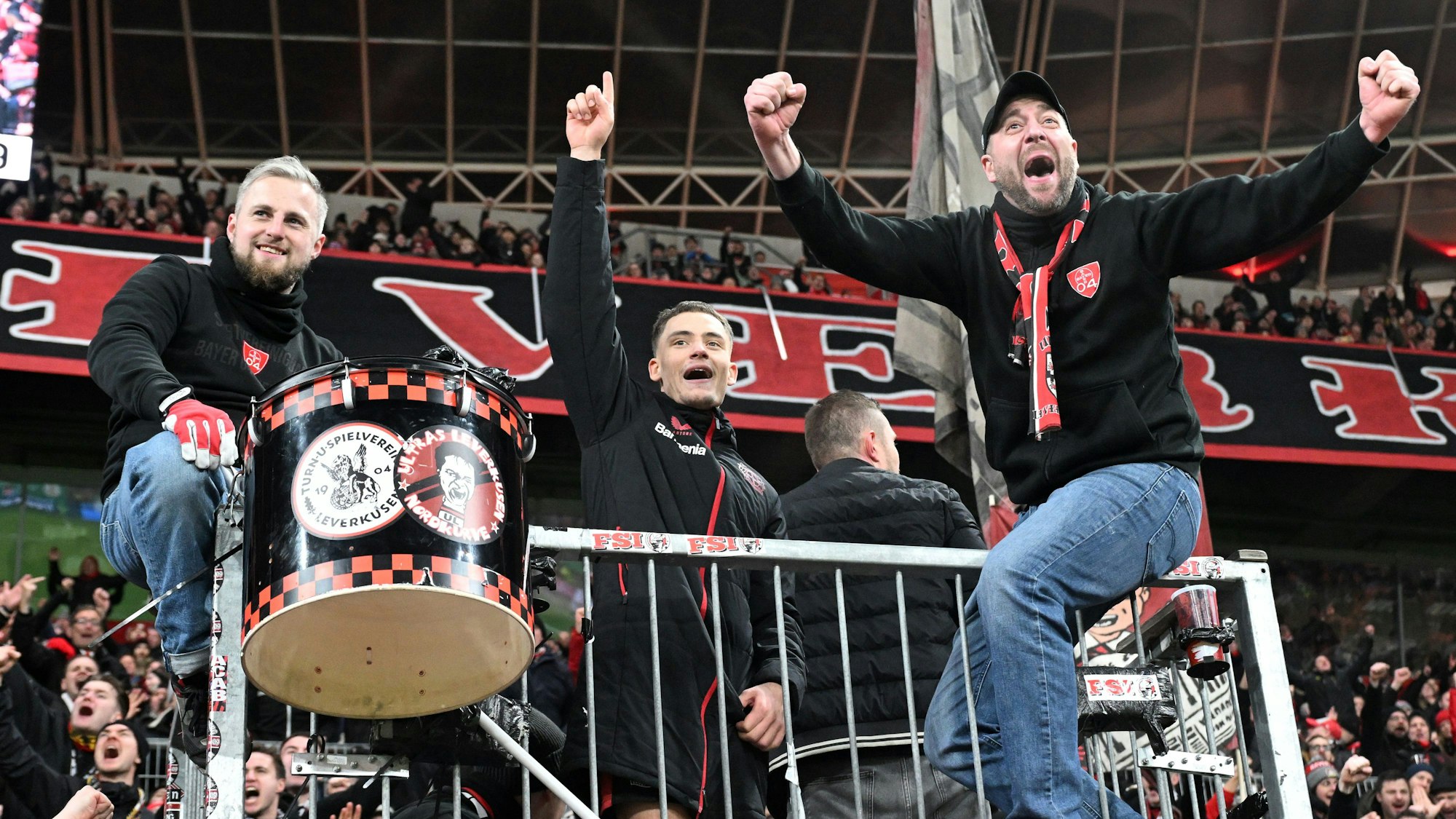 Leverkusens Florian Wirtz (M) feiert den Sieg in der Fankurve.