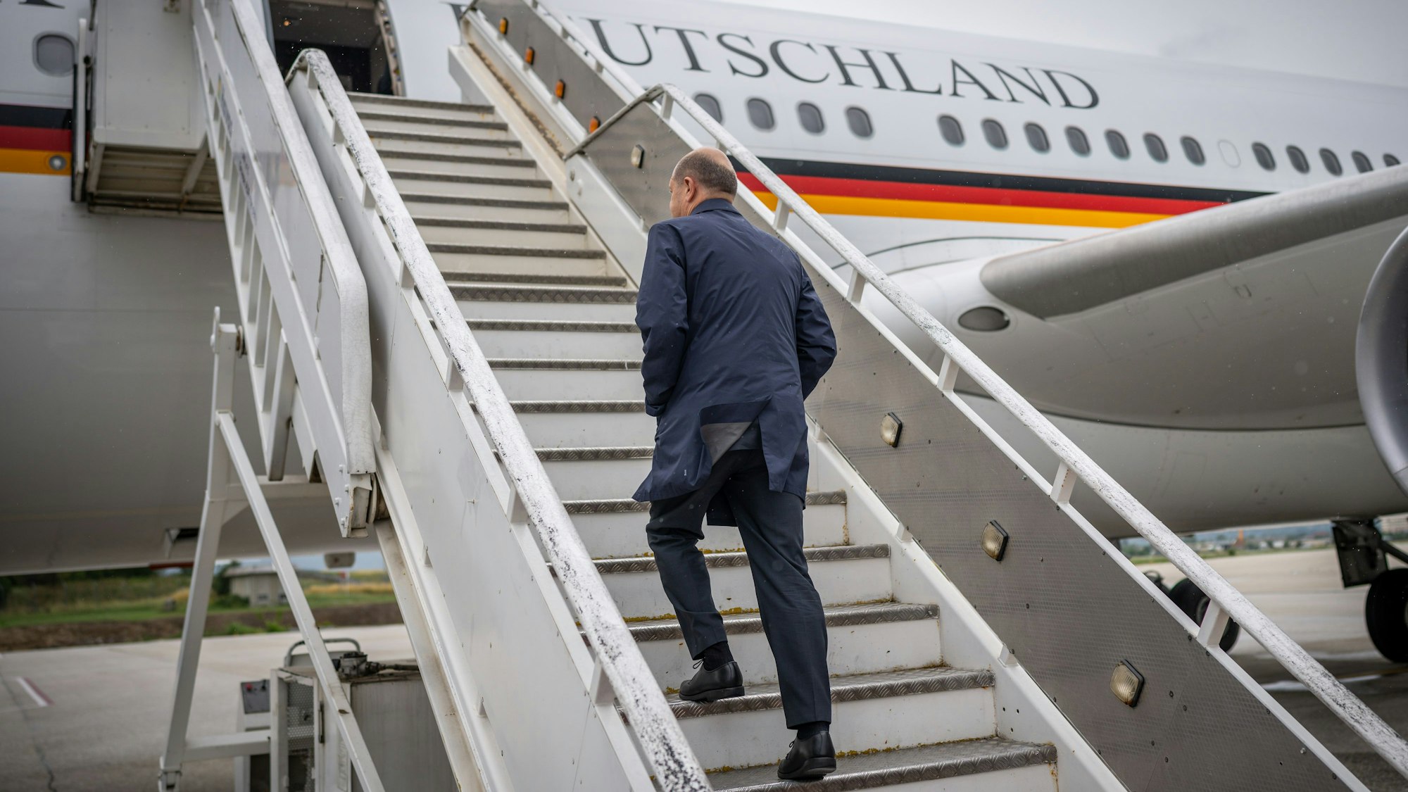 Bundeskanzler Olaf Scholz (SPD), steigt in Nordmazedonien in den Regierungsflieger Airbus A340-300 der Flugbereitschaft, um nach Bulgarien zu fliegen.