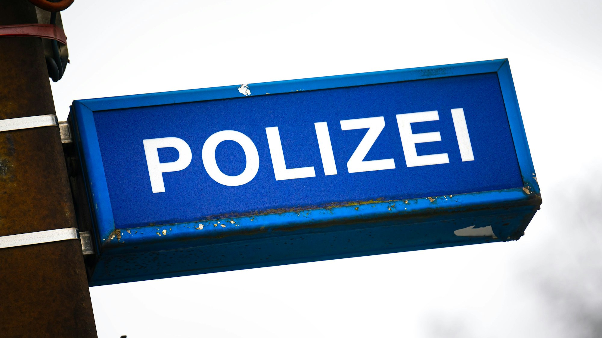 Bremen: Ein Schild weist auf eine Polizeistelle hin.